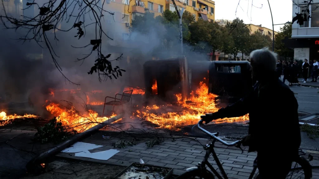 Mediat botërore raportojnë për protestat në Shqipëri- Kryeministri Rama nuk pranon dorëheqjen - Mediat botërore raportojnë përprotestatnëShqipëri-KryeministriRamanukpranondorëheqjen