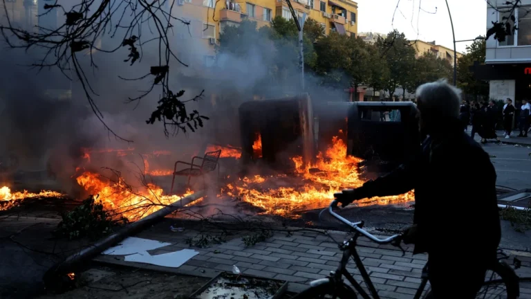 Mediat botërore raportojnë për protestat në Shqipëri- Kryeministri Rama nuk pranon dorëheqjen - Mediat botërore raportojnë përprotestatnëShqipëri-KryeministriRamanukpranondorëheqjen