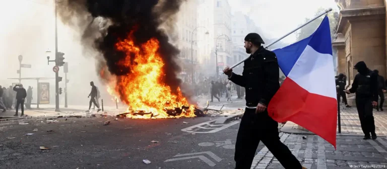 Francë: Sulme ndaj policisë, plaçkitje dhe zjarrvënie - Francë Sulme ndaj policisëplaçkitjedhezjarrvënie
